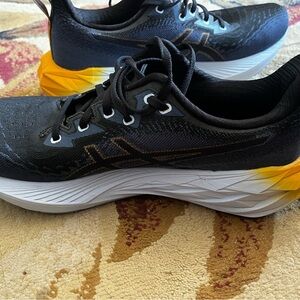 Men’s ASICS Novablast 4 size 10. Great condition! Black/Thunder Blue